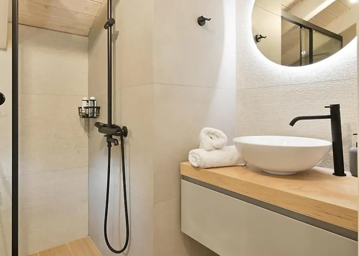 Eveline - Seaview & Short Walk To The *