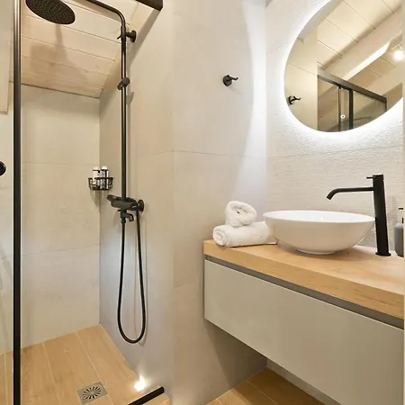 Eveline - Seaview & Short Walk To The *